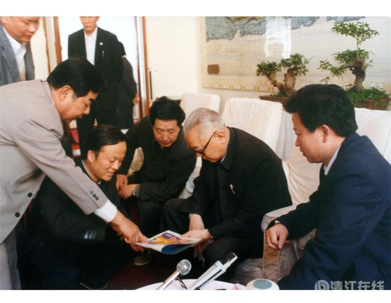 1988年4月，全國政協(xié)主席李先念在宜昌聽取清江開發(fā)匯報