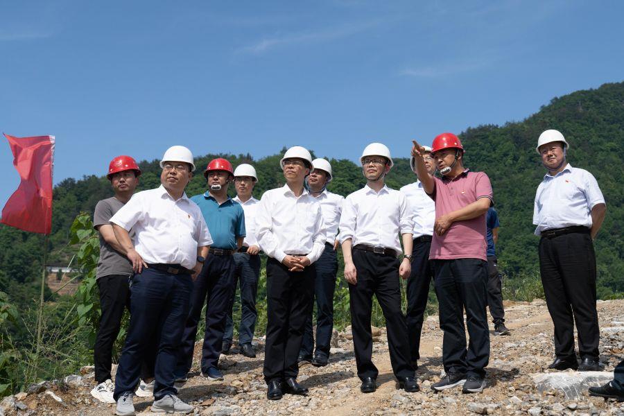 朱承軍考察峽洞巖大橋項目施工情況（楊海青 攝）
